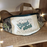 Sac Banane brodé montagnes & Good Vibes en velours côtelé vert Sapin et jacquard grosses fleurs vintage.