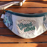 Sac Banane brodé montagnes & Good Vibes en velours côtelé vert Sapin et jacquard grosses fleurs vintage.