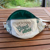 Sac Banane brodé montagnes & Good Vibes en velours côtelé vert Sapin et jacquard grosses fleurs vintage.